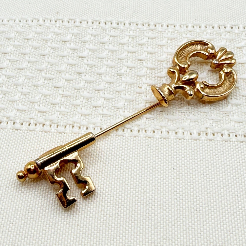 Vintage 1970s Avon Two Piece Skeleton Key and Fleur-de-lis Stick Pin